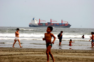 Navio cargueiro deixa o porto de Santos: crise interrompe círculo virtuoso de crescimento econômico (Foto: Antônio Scarpinetti/Antoninho Perri)