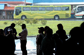Pacientes na entrada principal do Hospital de Clínicas da Unicamp: referência regional (Foto: Antônio Scarpinetti)