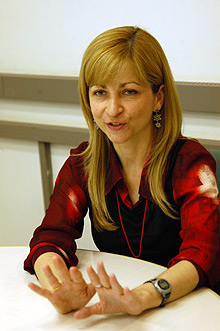 Flávia Domitila Costa Morais, autora da tese: “O teatro  elisabetano abriu as portas para o mundo moderno”  (Fotos: Divulgação/Antonio Scarpinetti)