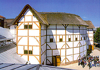 O novo Teatro Globe, em Londres, réplica da casa do tempo de Shakespeare e inaugurado em 1999, e acima e à direita, imagens do teatro medieval