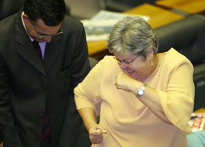 A "Dança da pizza" da ex-deputada Ângela Guadagnin:parlamentares passaram a se preocupar com a imagem (Foto: Agência Estado)