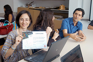 Os professores Gabriela Celani (à esquerda) e Leandro Medrano: propostas inovadoras (Foto: Antonio Scarpinetti) 