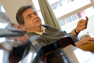 O compositor Almeida Prado: “Eu costumo dar liberdade para os pesquisadores de minhas obras” (Fotos: Antoninho Perri) 