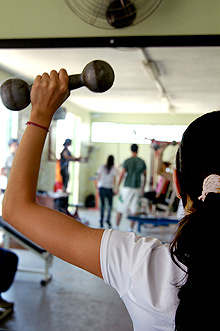 Mulher se exercita em academia: busca por padrão de beleza acarreta distúrbios (Foto: Antoninho Perri) 