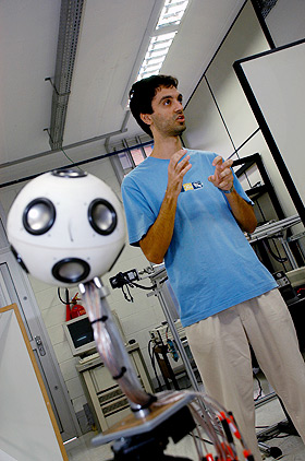 Alexander Mattioli Pasqual, autor da pesquisa, ao lado do equipamento: “assinatura espacial” (Foto: Antoninho Perri) 