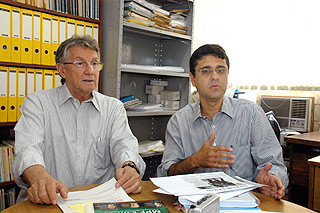 Hildebrando Hermann (à esq.) e Wilson José Figueiredo Alves Junior: legislação precisa contemplar a proteção dos aquíferos (Foto: Antoninho Perri) 