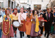 Encenação de Parada de Rua, na cidade italiana de Bolonha, em 2001: apresentação em países da Europa, nos EUA e em mais de 50 cidades brasileiras 