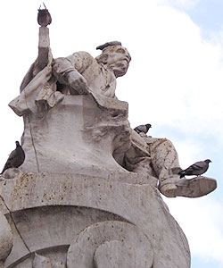 Pombos no monumento ao Comendador Soler, fundador do teatro catalão: praga urbana