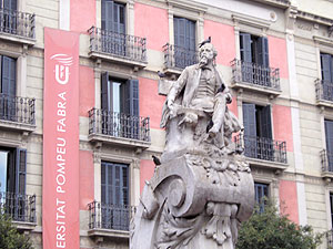 Pombos no monumento ao Comendador Soler, fundador do teatro catalão: praga urbana