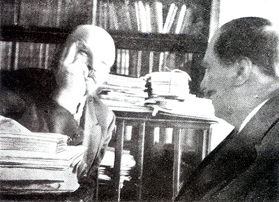 Lênin conversa com o romancista H.G.Wells, autor de A máquina do tempo, em Petrogrado, na antiga União Soviética: utopia e distopia