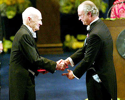 O norte-americano John Fenn (à esquerda) recebe o Prêmio Nobel de Química em 2002: cientista participa de congresso em Campinas (Foto: Henrik Montgomery/AP)
