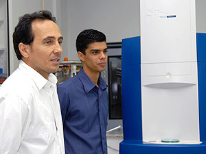 O professor Marcos Eberlin (à esquerda), coordenador do Laboratório Thomson, e o cientista de alimentos Rodrigo Ramos Catharino: 32 projetos nascidos na Unicamp (Foto: Antonio Scarpinetti)