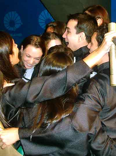 O abraço coletivo da turma do Instituto de Biologia durante a colação de grau em fevereiro deste ano 