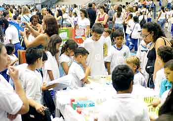 Crianças de Campinas e de Paulínia participam das atividades do Projeto Ciência na Escola, no Ginásio da Unicamp (Foto: Antoninho Perri)