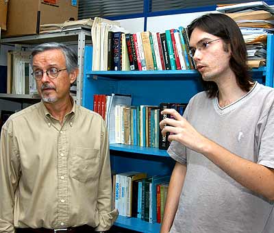 O professor Carlos Escobar e o físico Gustavo Rigolin: tese ilumina os caminhos para se chegar ao computador, à criptografia e ao teletransporte quânticos (Foto: Antoninho Perri)