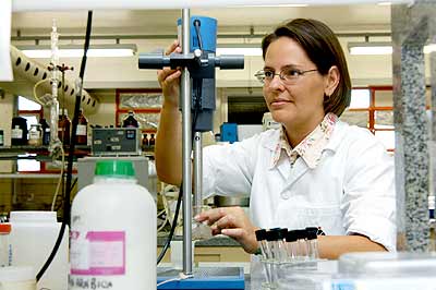 Izabela Alvim, menção honrosa no Prêmio Capes, no laboratório da Engenharia de Alimentos: partícula para larvas de pacu tem índice de aceitação de 93% (Foto: Antoninho Perri)