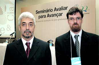 O professor João Vasconcellos-Neto e Gustavo Romero durante a premiação (Foto: Antoninho Perri)