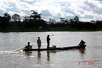 Ribeirinhos atravessam o rio Juruá, no estado do Amazonas: segundo o autor da tese, população vive sob todo tipo de ameaça, apesar do aumento efetivo (Foto: Dário Crispim/Divulgação)