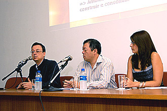 O coordenador Paulo Lemos (à esquerda), Marcos Hashimoto, do IBMEC-SP, e Mariana Azevedo, presidente do NEJs: incentivando o empreendedorismo tecnológico (Foto: Antônio Scarpinetti)