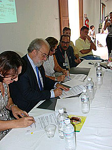 O reitor José Tadeu Jorge assina o convênio com representantes da Campinas Decor (Foto: Dário Crispim)