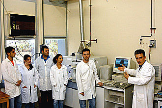 O professor Marco Aurélio Zezzi Arruda (à direita), do Instituto de Química (IQ), com equipe de trabalho: agregando informações de diferentes áreas  (Foto: Antoninho Perri)