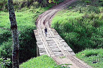 Morador atravessa ponte que liga comunidades rurais no Vale do Ribeira:  pesquisador acredita que modelo ideal de ecoturismo deve levar em conta a cultura local (Foto: André Kassab)