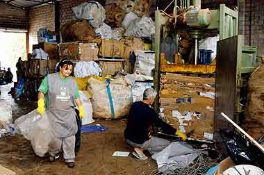  Cooperativa de reciclagem de lixo em Campinas: legislação é descumprida pela maioria das cidades do país
 (Fotos: Antoninho Perri)