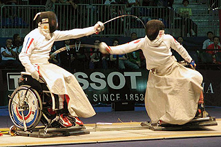 Cadeirantes praticam esgrima em competição internacional; (Foto: Divulgação)