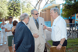 No sentido horário, Marco Aurélio Garcia, Paulo Sérgio Pinheiro e Michael Hall, fundadores do AEL (Foto: Antônio Scarpinetti)