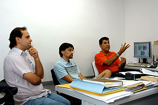 Da esq. para a dir., Ricardo Aparicio, Leandro Martínez e Munir Skaf, coordenador da pesquisa: investigações tiveram início em 2002 (Foto: Antoninho Perri) 