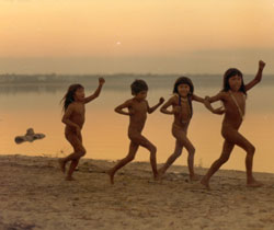 Índios na Lagoa de Ipawuu, no Alto Xingu, em foto do professor Etienne Samain: povoamento da  América é alvo de polêmica