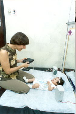 A fonoaudióloga Cecília Lima durante teste no Cepre: pesquisa com 32 lactentes constatou que 95% dos bebês reagiram ao som