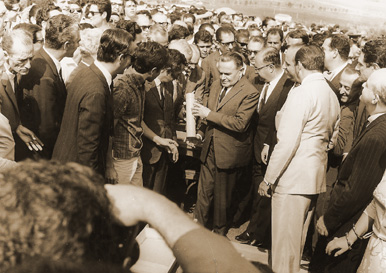 O presidente Castello Branco (ao centro), na cerimônia de lançamento da pedra fundamental, em 5 de outubro de 1966; Zeferino Vaz, o idealizador da Unicamp, aparece à direita na foto