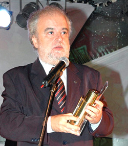 O vice-reitor José Tadeu Jorge recebe o prêmio, em cerimônia no Rio de Janeiro (Foto: Divulgação)