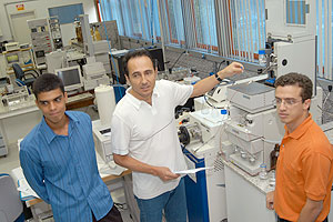 Os pesquisadores  Rodrigo Ramos Catharino, Marcos Eberlin e Leonardo Silva Santos, ao lado do espectômetro de massas: resposta direta