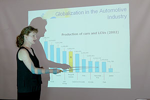 Kim Lansford, da Renault, durante palestra no auditório do IG: mostrando a evolução das atividades de engenharia automotiva (Fotos: Antonio Scarpa)