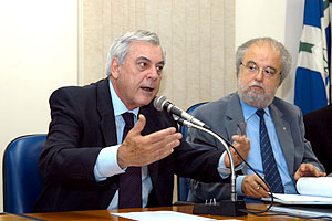 O diretor-superintendente do Sebrae, José Luiz Ricca (à esq.), com o vice-reitor José Tadeu Jorge: análise de viabilidade econômica 
