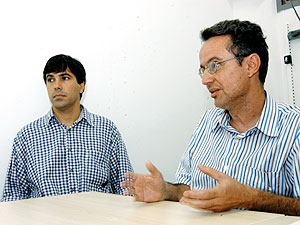 Os professores Leonardo Affonso de Miranda Pereira (à esquerda) e Sidney Chalhoub: colaboração entre dois grupos de pesquisa (Foto: Antoninho Perri)