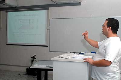 O aluno Alessandro Borjas defende a dissertação de mestrado número 600 da Faculdade de Engenharia Química (Foto: Antoninho Perri)