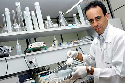 O médico Lício Velloso no Laboratório de Sinalização Celular da FCM: produto reúne propriedades das duas classes de medicamento disponíveis (Fotos: Antoninho Perri)