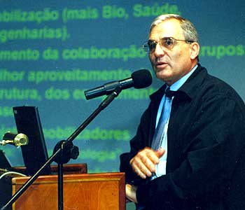 O professor Fernando Galembeck, do IQ: unidade líder em propriedade intelectual