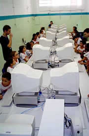 Alunos em laboratório de informática de escola pública em São José do Rio Preto: projeto Conexão do Saber, desenvolvido na FEEC, beneficia 20 mil estudantes de 38 escolas do município
