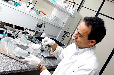 O pesquisador Lício Velloso em seu laboratório: empresa investe R$ 2 milhões em medicamento inédito para diabetes tipo 2 (Foto: Antoninho Perri)