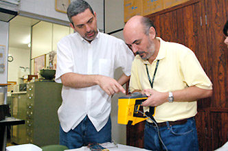 O médico Nélson Afonso Lutaif (à esq.) e seu orientador, professor José Antonio Rocha Gontijo: procedimento não-invasivo (Fotos: Érica Tavares)
