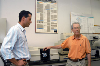 O químico André Romero da Silva (à esquerda), autor da tese, e o professor Renato Atilio Jorge, seu orientador: novas perspectivas para o controle de qualidade (Foto:Antonio Scarpinetti)