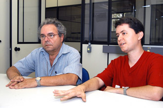 O geneticista Welbe Oliveira Bragança (à direita) e seu orientador, professor Luís Alberto Magna: precisão no resultado dos exames (Foto:Antonio Scarpinetti)