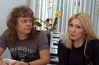 O professor Pedro Faria, orientador, e Vânia de Albuquerque Moretti, autora da pesquisa: simulações em sala de aula (Foto: Antonio Scarpinetti)