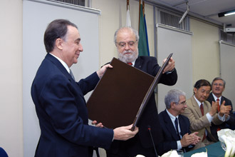 Saul D'Ávila recebe o título de professor emérito do reitor Tadeu Jorge em cerimônia reaizada no último dia 9 no COnselho Universitário (Foto: Antonio Scarpinetti)