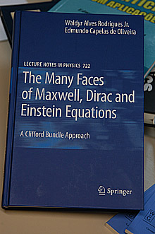 O livro foi publicado na conceituada série Lecture Notes in Physics, da Springer  (Foto: Reprodução)