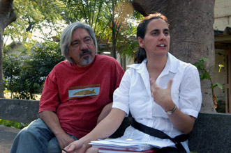 A geógrafa Gabriela Lima e seu orientador, professor Lobão: erros e legenda feitas sem critério (Foto: Érica Tavares)